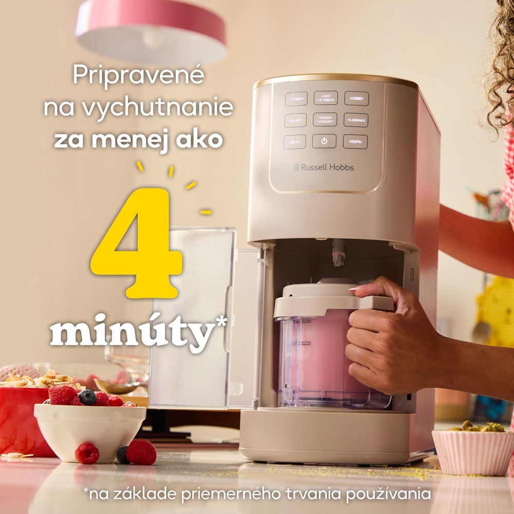 Žena vyberajúca nádobu zo zmrzlinovača Russell Hobbs. Slogan: pripravené na vychutnanie za menej ako 4 minúty.* Poznámka pod obrázkom: Na základe priemerného času používania.