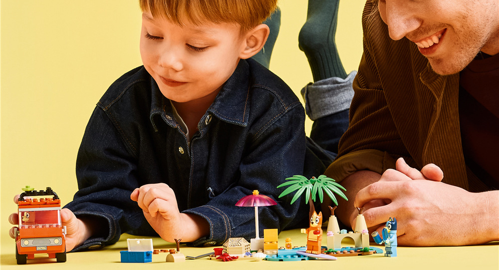 Stavebnica LEGO® Bluey 11202 Bluey a rodinný výlet autom na pláž Rodinné auto s miestom pre surfovacie dosky a vybavením v kufri vyráža s Bluey, Bingo a mamičkou k moru.
