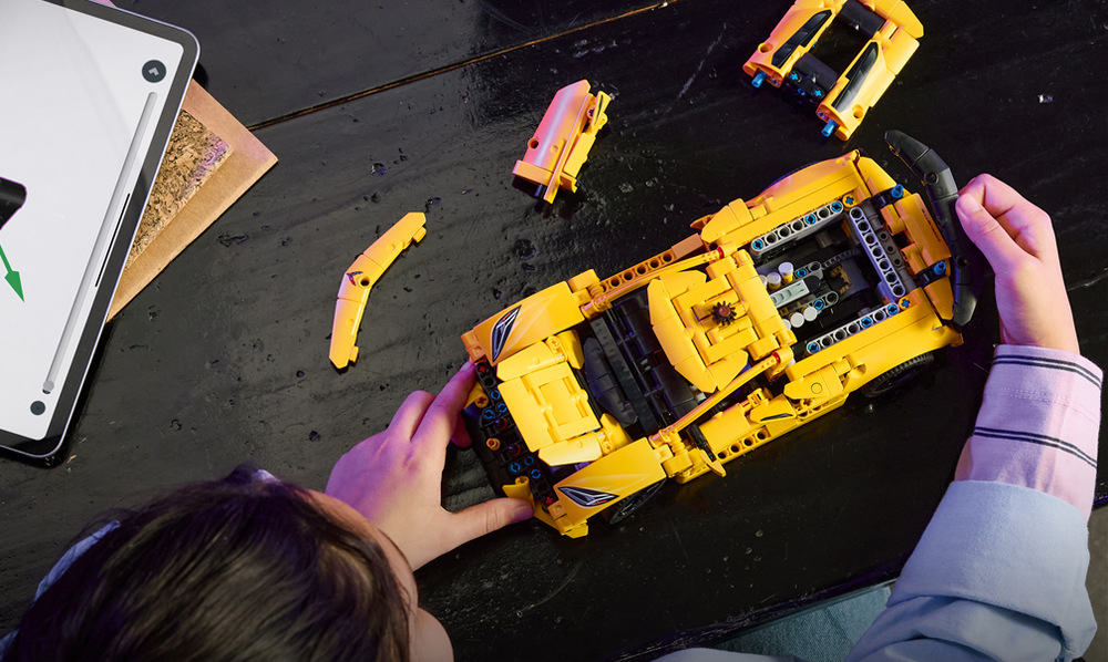 Stavebnica LEGO® Technic 42205 Chevrolet Corvette Stingray Pohyblivý osemvalcový motor a diferenciál približujú deťom princípy fungovania automobilových mechanizmov.