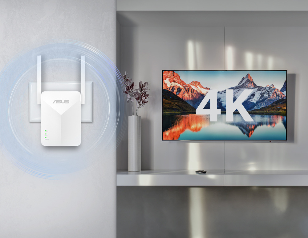 Wi-Fi extender ASUS zapojený v zásuvke prenáša signál k televízoru s obsahom 4K.
