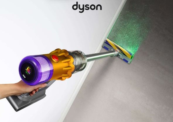 Tyčový vysávač Dyson V12 Detect Slim Absolute 2026 strieborný Obrázok zachytáva upratovanie s Dyson V12 Detect Slim Absolute, ktorého hubica má integrované osvetlenie, ktoré odhalí aj ten najmenší prach.