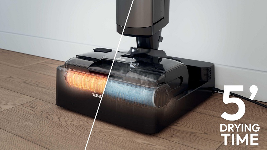 vysávač Hoover HW600 011 je v stanici, kde práve prebieha 5-minútová očista valca