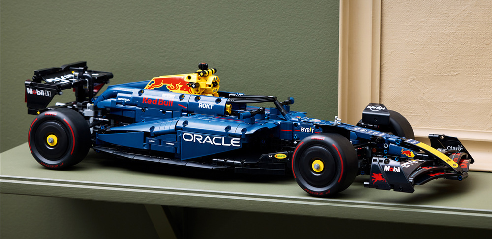 Šesťvalcový motor V6 s pohyblivými piestami dopĺňa dvojstupňová prevodovka a diferenciál ukrytý pod karosériou.