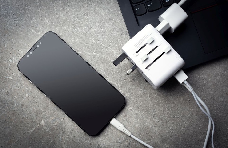 Cestovný adaptér FIXED pre EU, UK a USA/AUS, s 3xUSB-C a 2xUSB výstupom, GaN, PD 65W biely FIXED FIXCT65-3C2A-WH