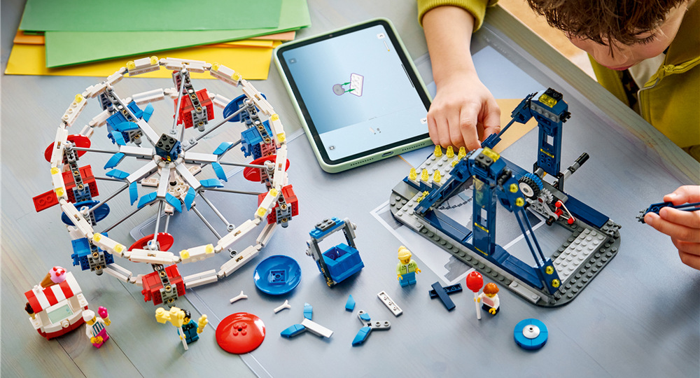 Stavebnica LEGO® Creator 3 v 1 31389 Kultovní ruské kolo Všetky atrakcie majú pohyblivé prvky, ktoré deti ovládajú pomocou rukoväte a rozpohybujú celý model.