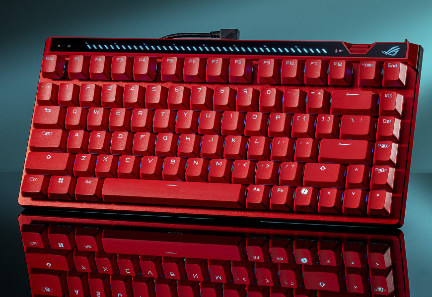 Červená varianta Asus ROG Falchion ACE 75 HE s hornou RGB lištou