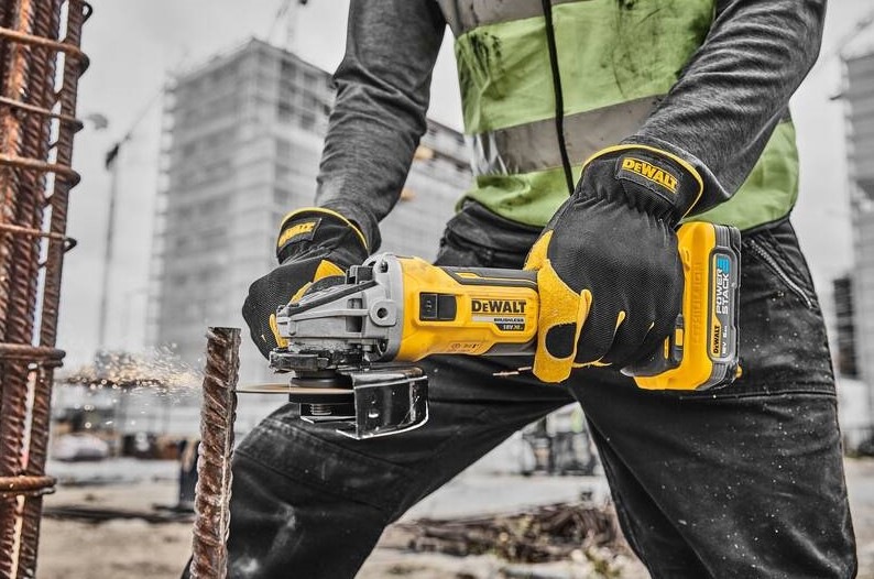 Uhlová brúska akumulátorová Dewalt DCG405H2T-QW (s baterií) Uhlová brúska akumulátorová Dewalt DCG405H2T-QW (s baterií)