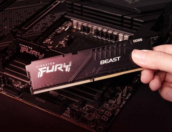Pamäťový modul Kingston FURY Beast 128GB (2x64GB) DDR5 5600MHz CL40 čierny Detail obrázku pamäte RAM.