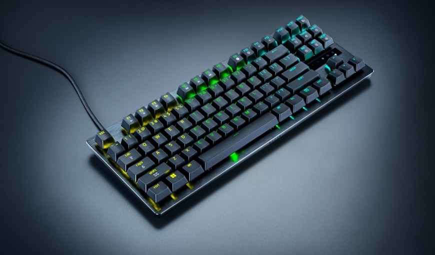 Klávesnica Razer Huntsman V3 Tenkeyless 8KHz, US Layout čierna Šikmý pohľad na klávesnicu s viacfarebným RGB podsvietením a hliníkovou hornou doskou