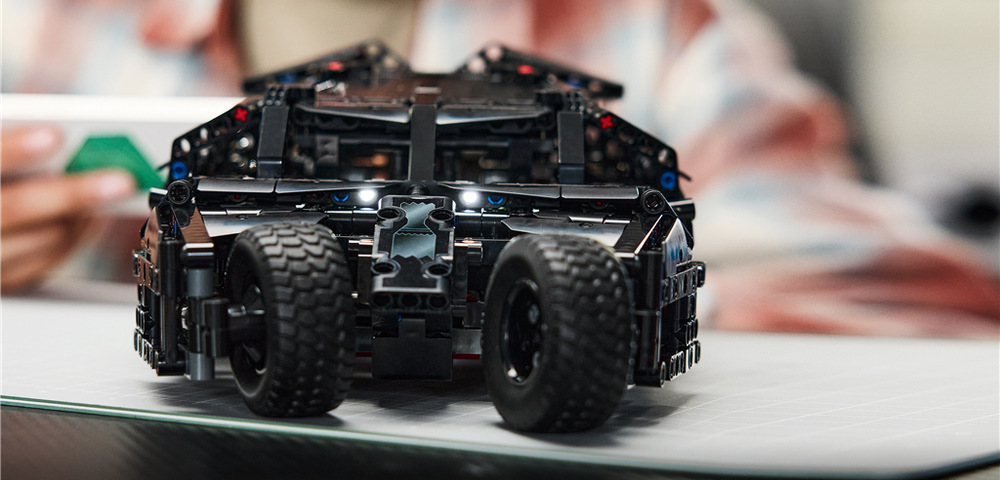Batmobile je možné po zostavení ovládať pomocou aplikácie CONTROL+ a využiť ho pri rôznych úlohách.