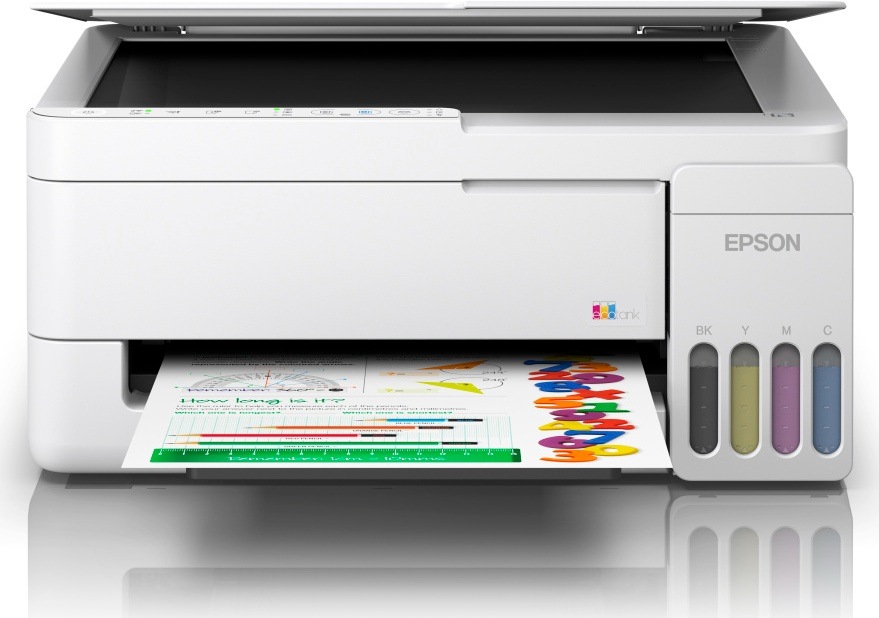 Tlačiareň multifunkčná Epson EcoTank L3356 biela Čelný pohľad na tlačiareň s otvoreným vekom skenera a vytlačeným farebným dokumentom vo výstupnom zásobníku