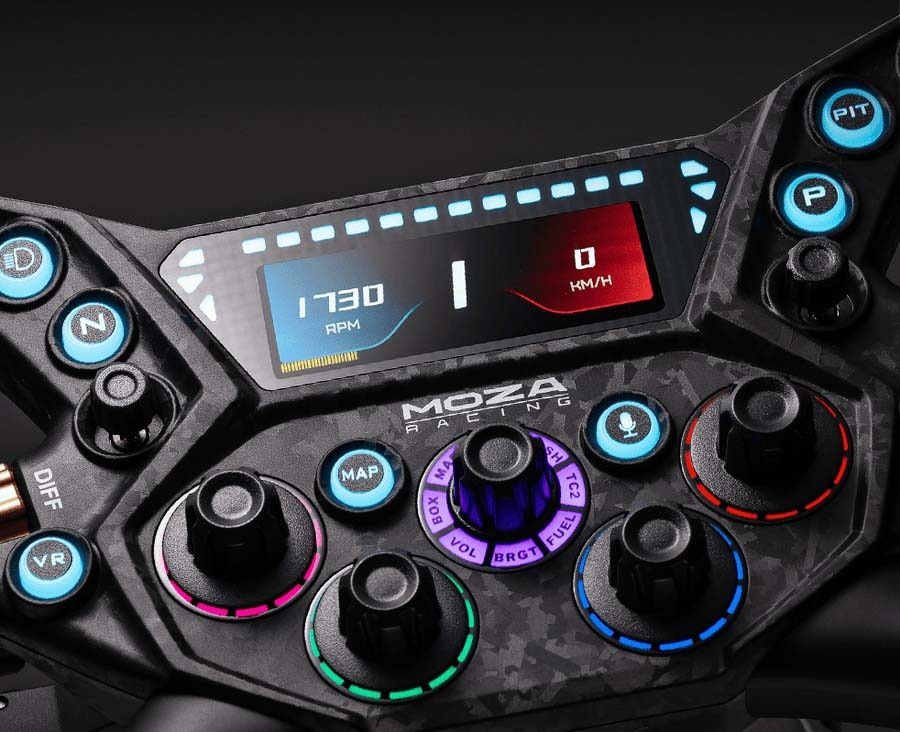 Volant Moza Racing KS Pro hliník Detailný záber na volant závodného simulátora s digitálnym displejom, ktorý zobrazuje 1730 ot./min a rýchlosť 0 km/h. Tlačidlá a otočné ovládače sú podsvietené modrou, ružovou a červenou farbou, čo vytvára špičkovú a pútavú atmosféru.