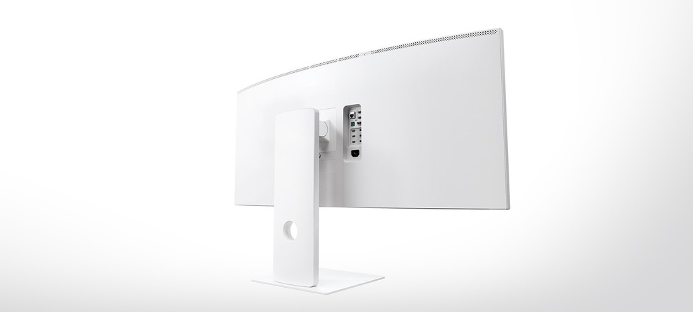 Elegantný biely zakrivený monitor pri pohľade zozadu na minimalistickom stojane. Viditeľné porty zdôrazňujú moderný dizajn a technológie. Jasný a čistý estetický vzhľad.