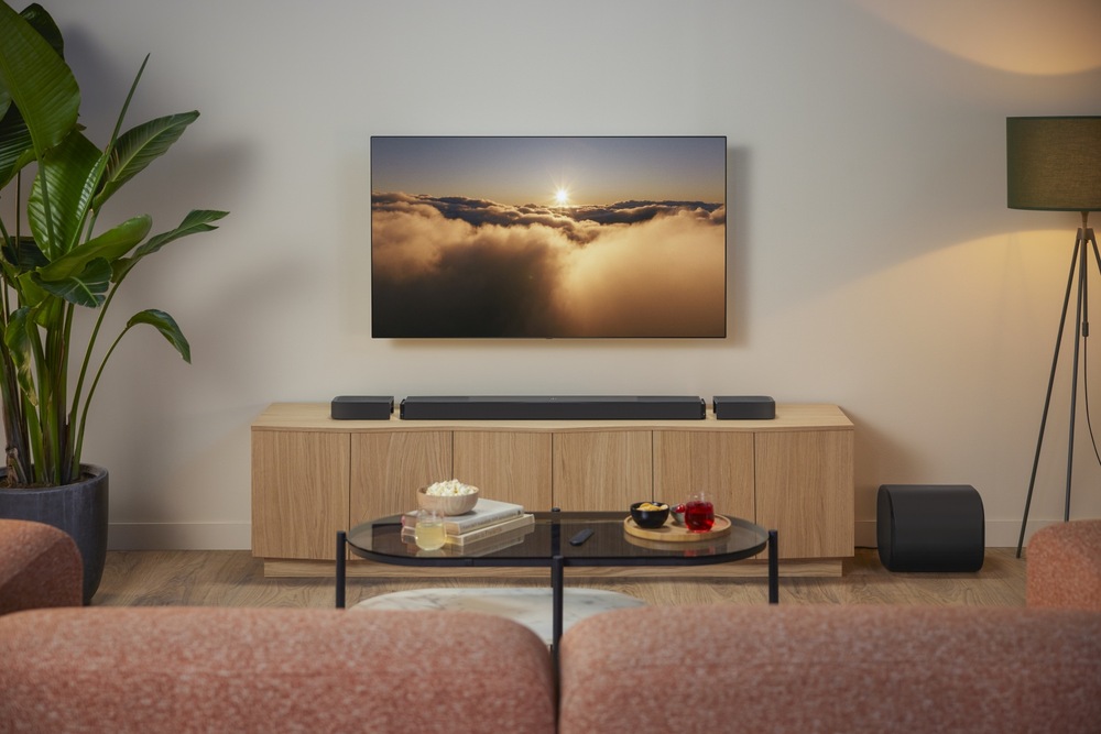 Soundbar JBL BAR 1300 MK2 čierny Soundbar JBL BAR 1300 MK2 v obývacej izbe umiestnený pod televíziou na televíznom stolíku