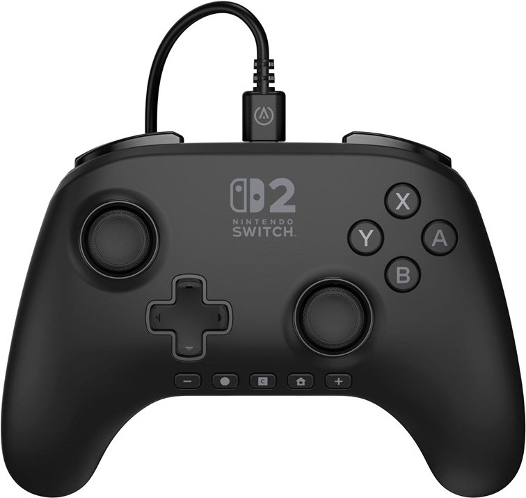 Na obrázku je čierny drôtový gamepad PowerA Advantage pre Nintendo Switch 2. Ovládač má dva analógové joysticky, smerový kríž, tlačidlá A, B, X a Y a niekoľko menších funkčných tlačidiel v spodnej časti. Uprostred je logo Nintendo Switch 2 az hornej časti vedie pripojovací kábel. Gamepad má zaoblený ergonomický tvar pre pohodlné držanie pri hraní.