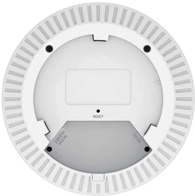 Spodná strana bieleho prístupového bodu TP-Link EAP720. Po obvode je vetracie rebrovanie, uprostred tlačidlo reset a dole krytý priestor s 2,5 G PoE/LAN portom a konektorom pre 12V napájanie.