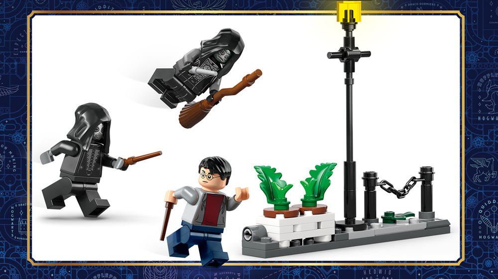 Stavebnica LEGO® Harry Potter™ 76459 Hagrid™ a Harryho útěk ze Zobí ulice Miniatúrna časť Zobí ulice s lampou a prevrátenými kvetináčmi pridáva úteku ďalšie akčné momenty.