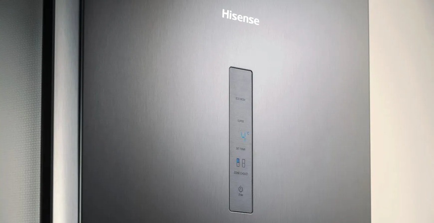 Detailný záber na ovládací panel chladničky Hisense RB645N4BIB.