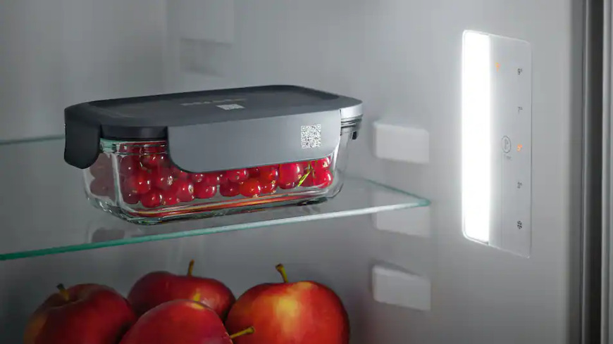 Dóza na potraviny Miele Gourmet Box (velikost M) Miele Gourmet Box s ovocím uložený na polici v chladničke