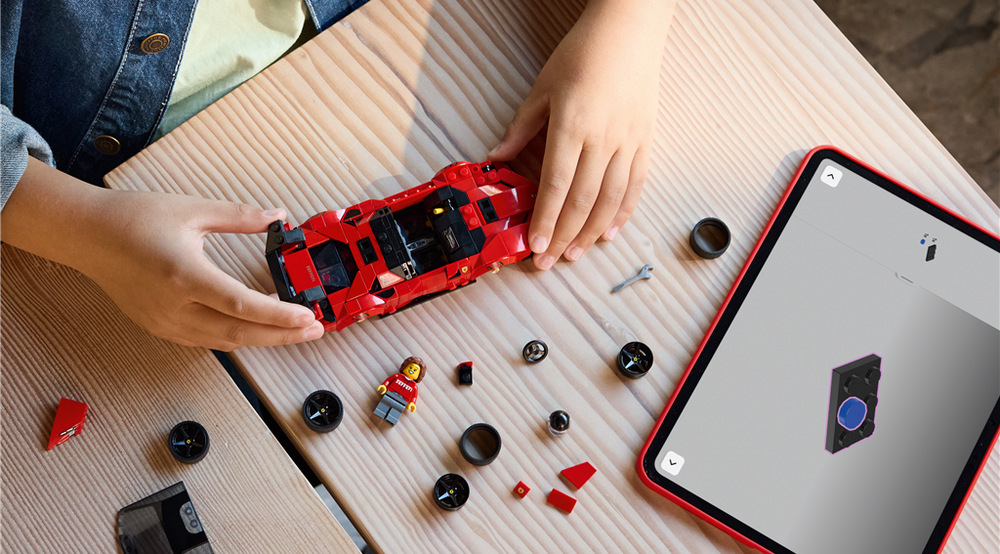 Stavebnica LEGO® Speed Champions 77254 Sportovní auto Ferrari SF90 XX Stradale Minifigúrka vodiča v kombinéze Ferrari umožňuje deťom premeniť výstavný model na závodný špeciál plný príbehov.