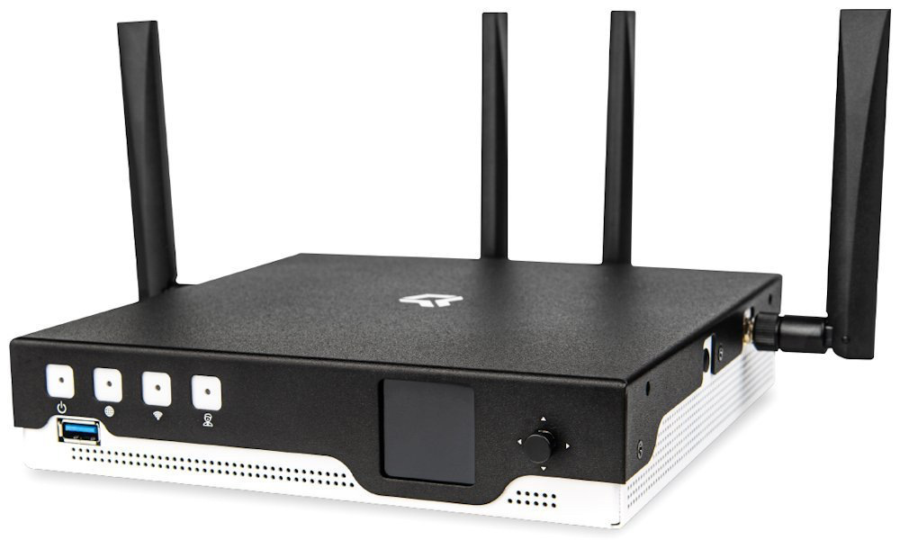 Router CZ.NIC Turris Omnia NG Wi-Fi 7 čierny Na obrázku je router Turris Omnia NG Wi-Fi 7 zachytený šikmo spredu. Má čierne hranaté telo s bielou spodnou časťou a štyri výrazné antény, dve po stranách a dve vzadu uprostred. Na čelnej strane sú štyri malé štvorcové kontrolky, vľavo modrý USB port, uprostred malý displej a vpravo otočný ovládač.