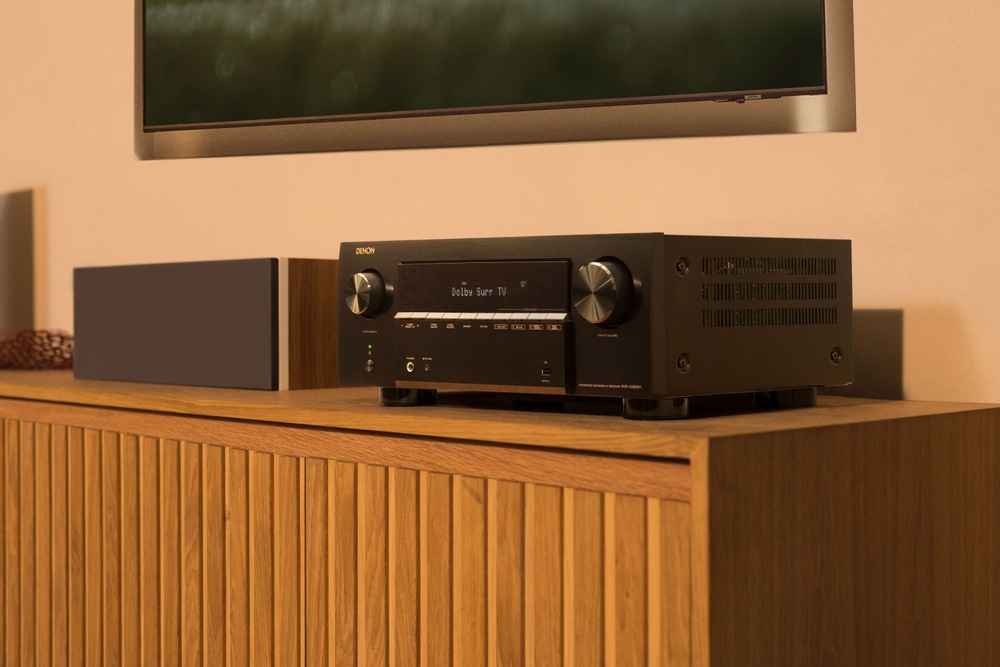 AV Receiver Denon AVR-X2900H DAB čierny AV receiver Denon AVR-X2900H DAB na televíznom stolíku