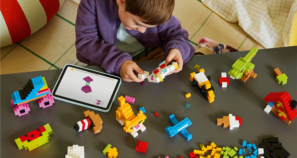 Digitálne návody v aplikácii LEGO Builder sprevádza deti aj stavbou zložitejších modelov, napríklad draka či gitary.