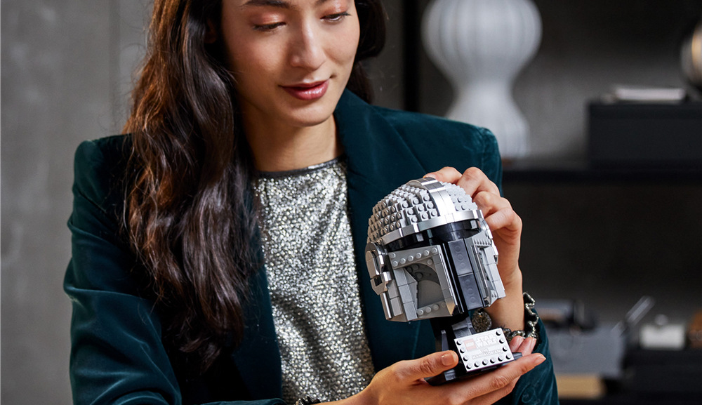 Stavebnica LEGO® Star Wars™ 75328 Helma Mandaloriana Model zachytáva kovový vzhľad Mandalorianovej helmy pomocou dielikov v niekoľkých odtieňoch šedej.