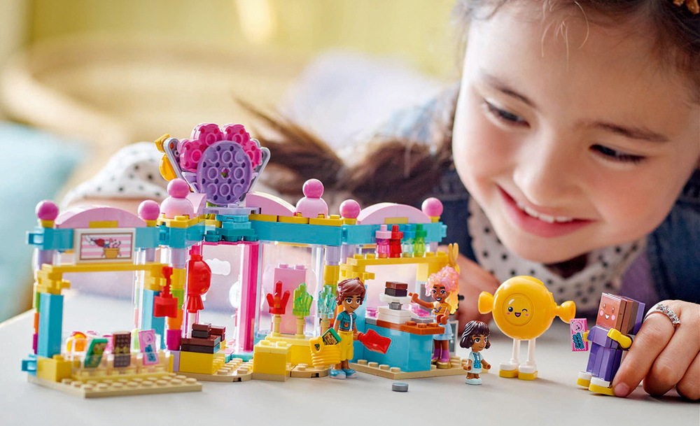 Stavebnica LEGO® Friends 42649 Cukráreň v mestečku Heartlake Model LEGO ponúka cukráreň plnú sladkostí a detailov, ktoré deti nabádajú k hraniu na predavačov, zákazníkov aj cukrárov.