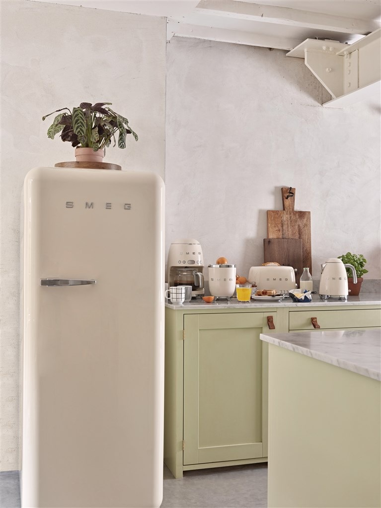 Rýchlovarná kanvica Smeg 50's Retro Style KLF03CREU krémová Rýchlovarná kanvica Smeg 50's Retro Style KLF03CREU krémová