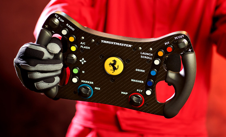Volant Thrustmaster T818 Ferrari 488 GT3 Simulator čierny Držanie volantu v rukaviciach, detail tlačidiel a otočných ovládačov