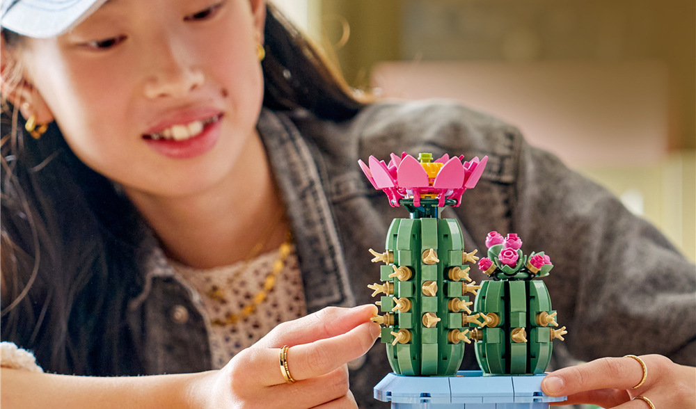Stavebnica LEGO® Botanicals 11509 Kvetoucí kaktus Dva kaktusy v rôznych fázach kvitnutia deťom priblížia krásu prírody hravou formou.