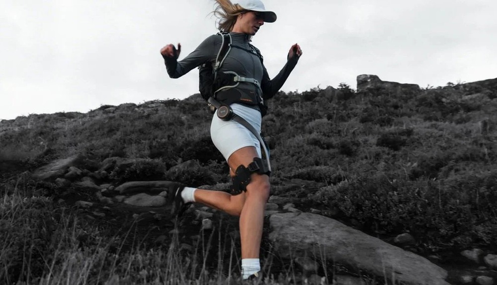 Exoskeleton Hypershell Ultra S čierny Aktívna žena ich zachytí a pri používaní exoskeletónu Hypershell Ultra S na vrcholkoch kopcov.