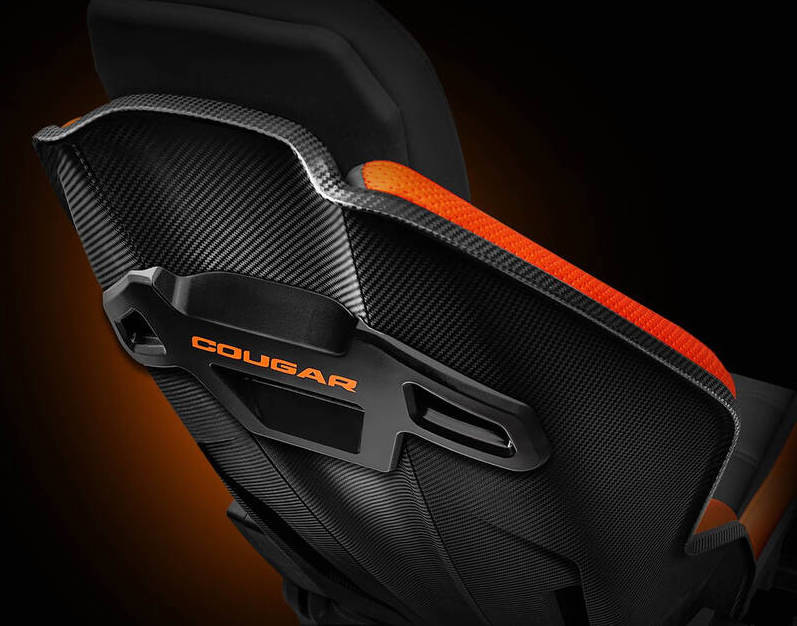 Herná stolička Cougar Hotrod čierna/oranžová Detail zadnej FRP škrupiny stoličky Cougar Hotrod s karbónovým vzorom a oranžovým logom Cougar
