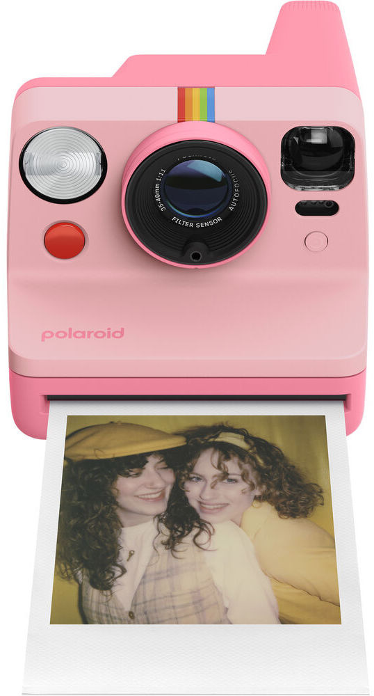 Instantný fotoaparát Polaroid Now Gen 3 ružový Polaroid Now Gen 3 ružový instantný fotoaparát s vysunutou fotografiou na ikonickom plnoformátovom filme