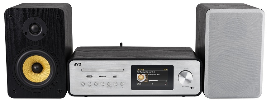 Čelný pohľad na strieborný minisystém JVC MX-E455: farebný displej so zobrazením Spotify, ovládacie prvky, CD slot a jeden reproduktor s výraznou žltou membránou