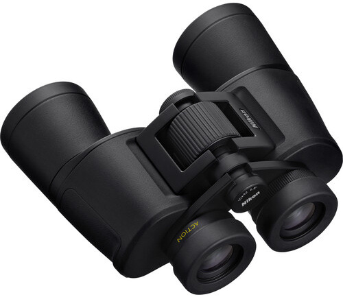 Ďalekohľad Nikon Action EX 10x42 z boku, čierne gumené telo s logom Action.