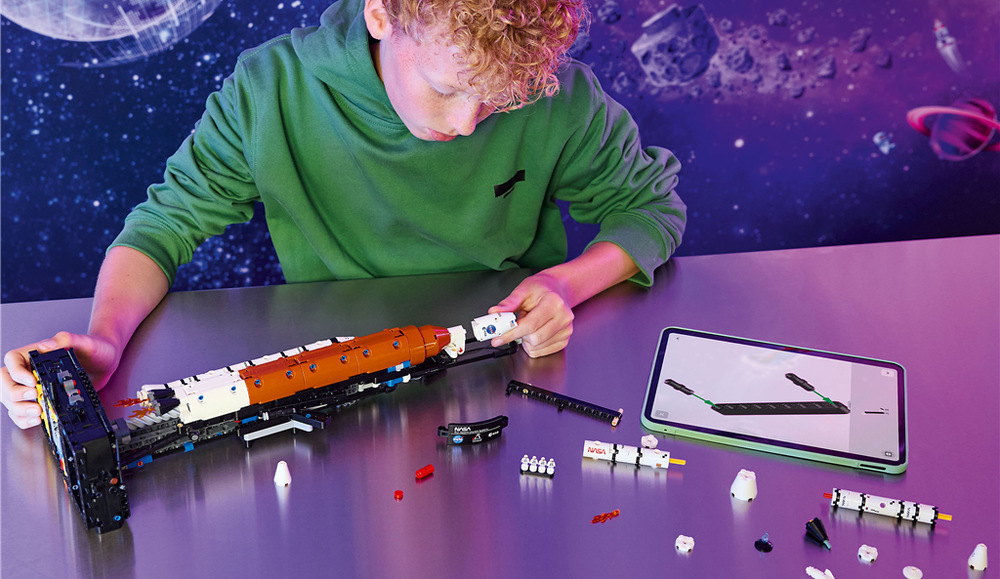 Stavebnica LEGO® Technic 42221 Raketa NASA Artemis Space Launch System Ručná kľuka umožňuje postupne oddeľovať časti rakety a názorne sledovať tri fázy jej štartu.