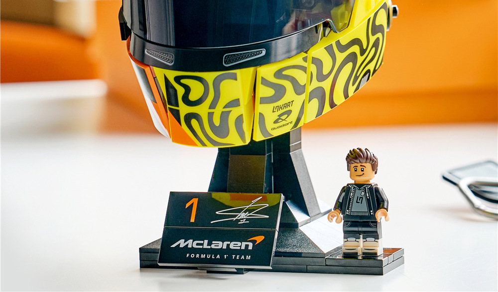 Minifigúrka Landa Norrisa, jeho podpis, logo LN a štartovné číslo dodávajú modelu osobné detaily.