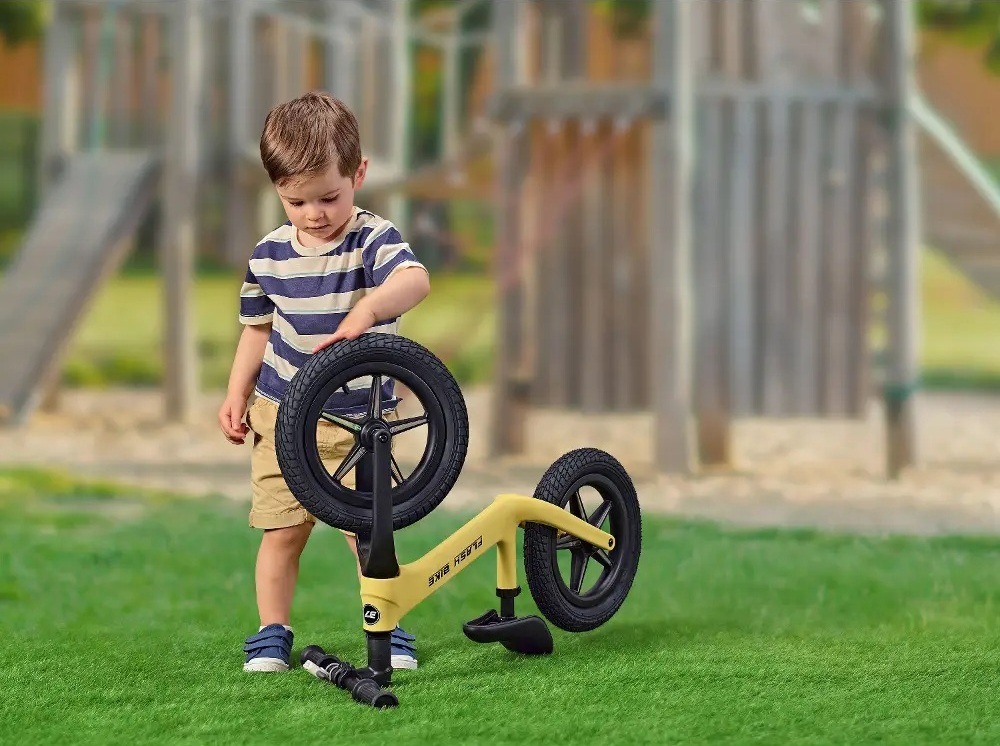 Odrážadlo Buddy Toys BPB 2516 žlté Chlapček hrajúci sa s predným kolesom odrážadla Buddy Toys BPB 2516 Flash bike