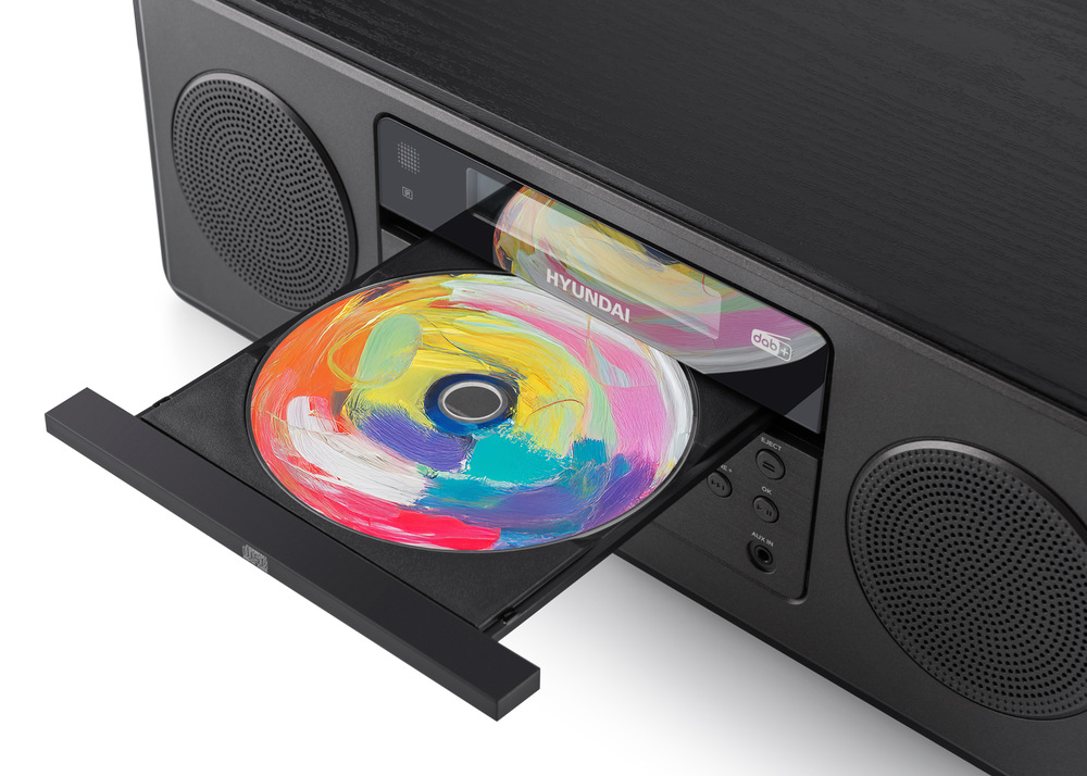 Mikro HiFi systém Hyundai MSD505DAB čierny Pohľad na detail mikrosystému Hyundai MSD505DAB s vysunutou mechanikou a vloženým farebným CD diskom