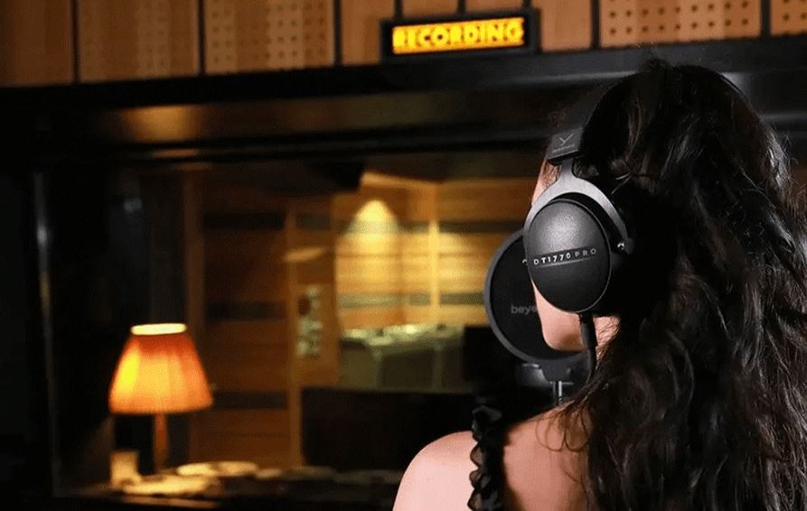 Slúchadlá Beyerdynamic DT 1770 PRO MKII čierna Žena v interiéri so slúchadlami Beyerdynamic DT 1770 PRE MKII