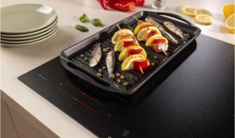 Indukčná varná doska Gorenje G800 GI6433SRWF InfiniteMatt čierna pekáčik s jedlom na varnej doske Gorenje GI6433SRWF, jedným tlačidlom je možné z dvoch zón urobiť jedna veľka pre väčšiu nadoby