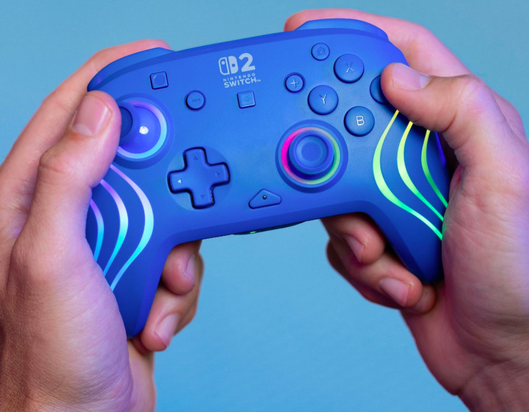 Hráč držiaci modrý gamepad Turtle Beach Afterglow Wave Wireless RGB pri ovládaní hry