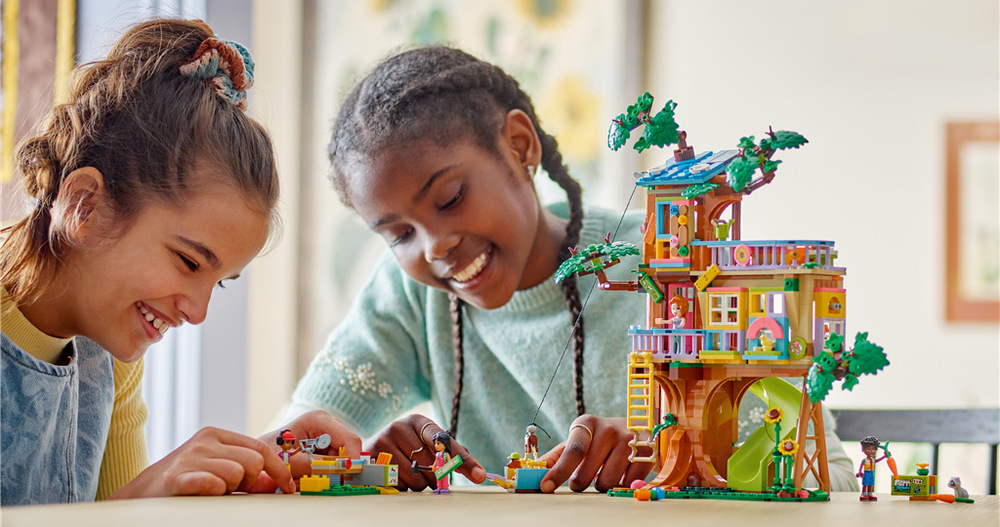 Stavebnica LEGO® Friends 42652 Domček priateľstva na strome Domček ponúka kuchyňu, pracovný stôl aj zeleninový záhon, takže deti môžu striedať najrôznejšie každodenné činnosti a vymýšľať príbehy o priateľstve.