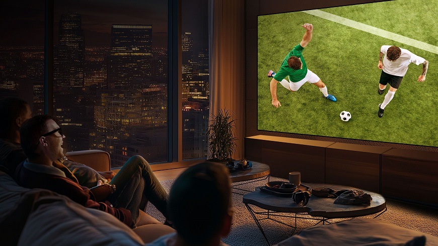 ľudia sledujú futbal na televízii Hisense, ktorá visí na stene v obývačke