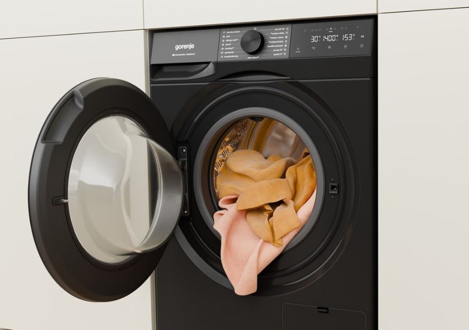 Práčka Gorenje G400 WG484A31B UltraClean čierna otvorená čierna práčka Gorenje WG484A31B UltraClean, z ktorej vypadavá oranžová bielizeň