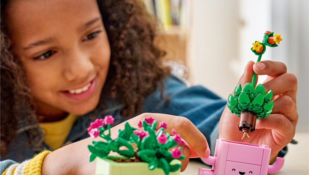 Stavebnica LEGO® Botanicals 11506 Houpající se rostlinky Veselé rastlinky poslúžia ako farebná dekorácia do detskej izby, na poličku alebo pracovný stôl.