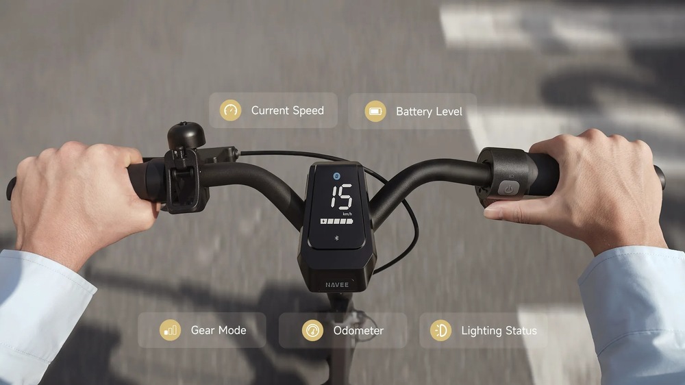 Elektrická kolobežka NAVEE GT5 Pro sivá Detail displeja elektrickej kolobežky NAVEE GT5 Pre zobrazujúceho rýchlosť a stav batérie