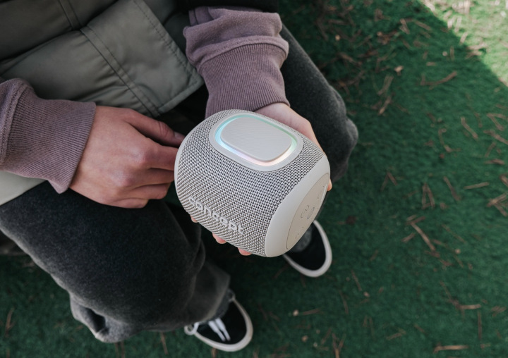 Užívateľ drží v ruke reproduktor Concept SoundJoy BR5011 s rozsvieteným LED prvkom